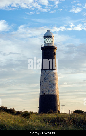 Vista di Spurn Point Lighthouse Humberside costa orientale dell'Inghilterra Foto Stock