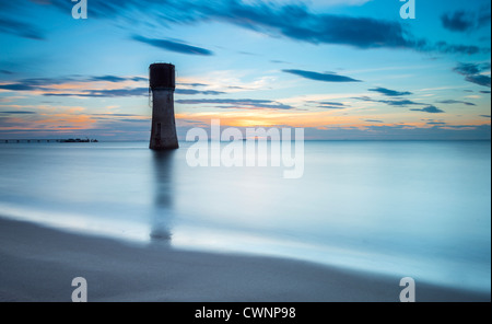 Una lunga esposizione di disprezzare il punto antico faro situato nell'Humber Estuary. Foto Stock