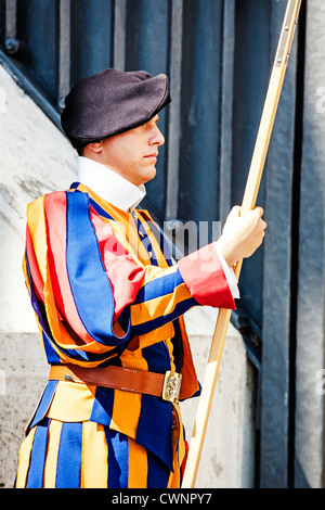 Guardia svizzera in servizio al di fuori della Basilica di San Pietro e la Città del Vaticano, Roma, Italia. Foto Stock