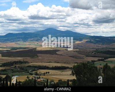 Pienza, Val d'Orcia valley. Le viste da Pienza, Toscana, Italia. Pienza e la Val d'Orcia è sulla lista del Patrimonio Mondiale dell'Unesco. Foto Stock