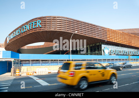 New York City Taxi drives passa il nuovo Barclays Center home di Brooklyn Nets Sports Arena e dalla sala da concerto. Brooklyn, NY, STATI UNITI D'AMERICA Foto Stock