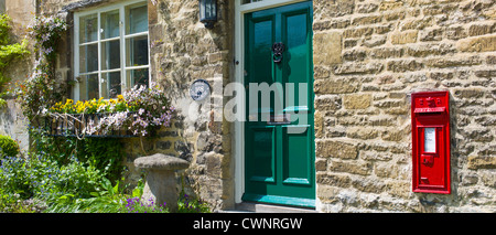 Tradizionale Cotswold cottage in pietra sulla strada alta nella famosa cittadina di Burford in Cotswolds, Oxfordshire, Regno Unito Foto Stock