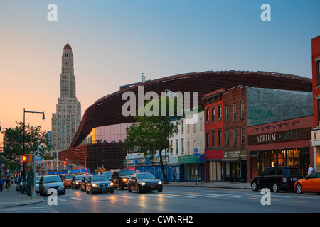 Il cambiamento di paesaggio urbano di Brooklyn. Uno Handson Luogo di clock tower edificio visto accanto al nuovo centro di Barclays home di Brooklyn Nets Sports Arena e dalla sala da concerto su Flatbush avenue, Brooklyn, NY, STATI UNITI D'AMERICA Foto Stock