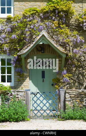 Tradizionale pietra di Cotswold wysteria-placcati cottage nel pittoresco villaggio di Eastleach Turville in Cotswolds, Gloucestershire, Regno Unito Foto Stock