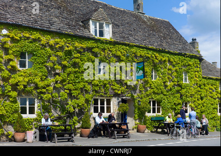 Tradizionale vitigno Cotswold-placcati pub nel pittoresco villaggio di Southrop nel Cotswolds, Gloucestershire, Regno Unito Foto Stock