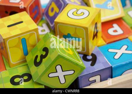 Costruzione di blocchi, numeri alfabeto closeup Foto Stock