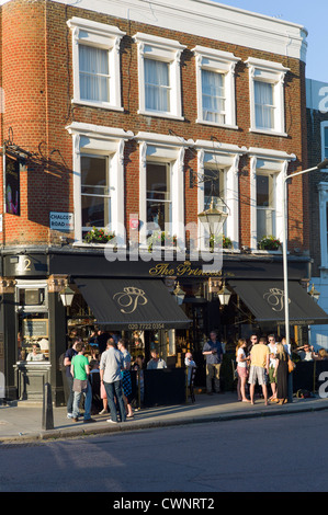 Ai clienti di godere di un clima caldo e alla principessa tradizionale pub di Londra in Chalcot Road, Primrose Hill, Londra Foto Stock