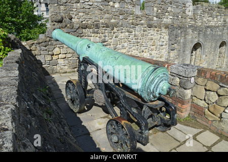 Cannone in ottone sulla città vecchia parete, Southampton, Hampshire, Inghilterra, Regno Unito Foto Stock