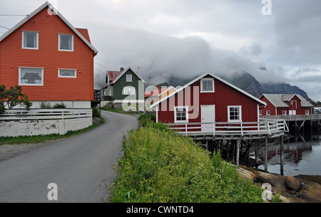 Case e affitto cabine (rorbuer) a Henningsvaer (Henningsvær), una città portuale sull'isola Austvagoy, la più grande delle isole Lofoten, Norvegia. Foto Stock