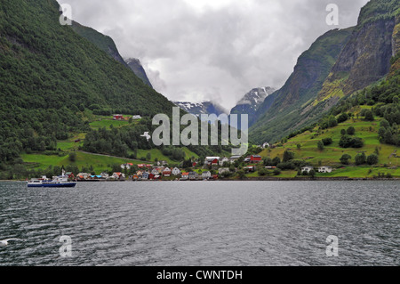 Navigando sul Naeroyfjord (Nærøyfjord), riconosciuto dall'UNESCO, il braccio più grande e più bello del Sognefjord tra Flam e Gudvangen, Norvegia. Foto Stock