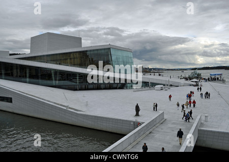 Esterno del Teatro dell'Opera di Oslo, Norvegia, inaugurato nel 2008 e progettato dallo studio di architettura norvegese Snøhetta. Qui la gente si riunisce in estate. Foto Stock