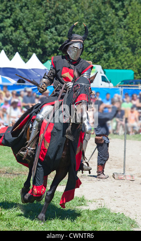 Cavaliere in costume storico sul cavallo Foto Stock