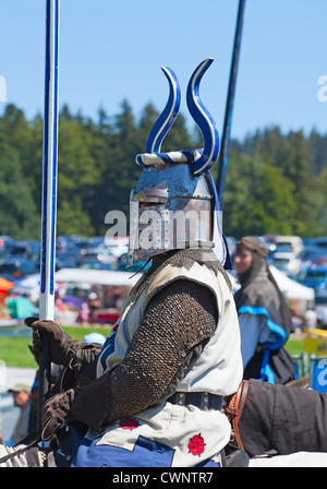 Cavaliere in costume storico sul cavallo Foto Stock