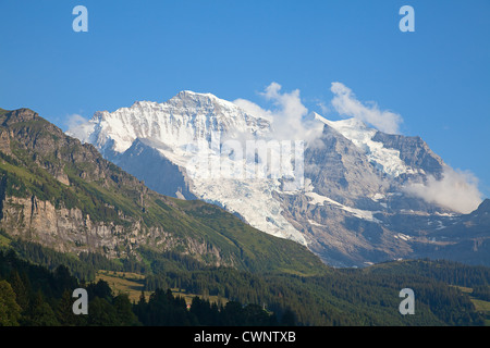 Il famoso monte Jungfrau nelle alpi svizzere come visto dal villaggio di Wengen Foto Stock