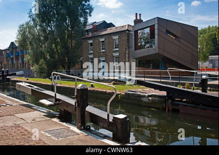 LONDRA, Regno Unito - 11 AGOSTO 2012: Mile End Lock sul Regent's Canal Foto Stock