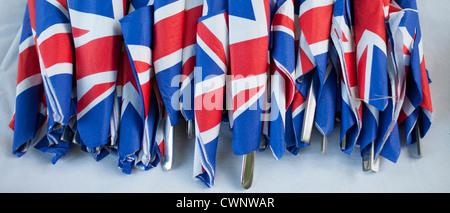 Union Jack Flag su tovaglioli come gesto patriottico per jubilee street celebrazioni di partito nel Regno Unito Foto Stock