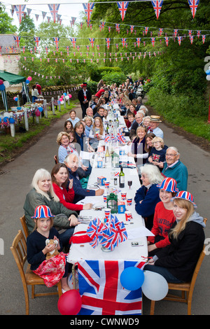 Street party con Union Jack Flag e bunting per celebrare la regina del Giubileo di diamante a Swinbrook in Cotswolds, REGNO UNITO Foto Stock