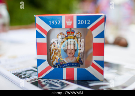 Tazza commemorativa con Union Jack flag dato fuori a street party per celebrare la regina del Giubileo di diamante nel Regno Unito Foto Stock