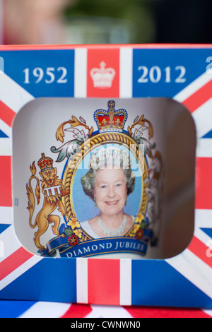 Tazza commemorativa con Union Jack flag dato fuori a street party per celebrare la regina del Giubileo di diamante nel Regno Unito Foto Stock