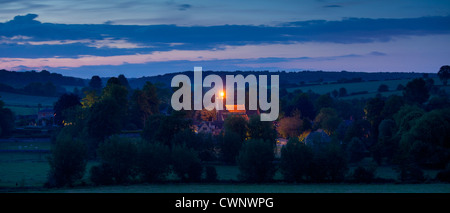 Fari a luce rotante ACCESI sul campanile della chiesa di Santa Maria la Chiesa per celebrare la regina del Giubileo di diamante a Swinbrook in Cotswolds, REGNO UNITO Foto Stock