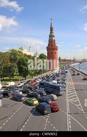 La Russia. Mosca. Traffico sul Cremlino Embankment e Vodovzvodnaya (Sviblova) tower Foto Stock