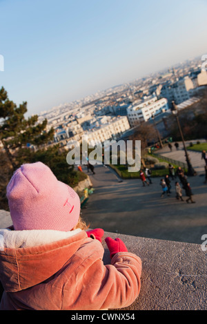 Bambina guardando alla vista della città, Montmartre, Parigi, Francia Foto Stock