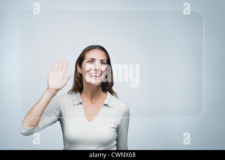 Donna sventolare a grande schermo trasparente Foto Stock