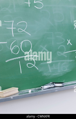 Pistola in appoggio sulla lavagna in aula Foto Stock