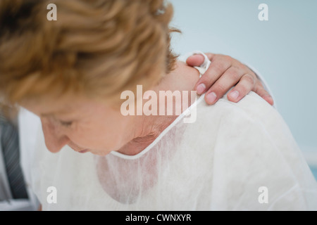Senior donna ricevere cattive notizie dal medico, ritagliato Foto Stock