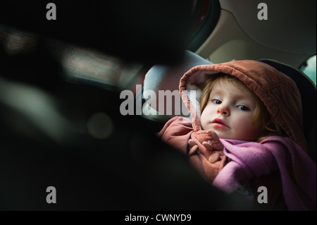 Bambina nel sedile auto, ritratto Foto Stock