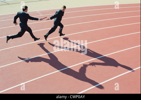 Uomini d'affari in funzione della corsa del relè Foto Stock