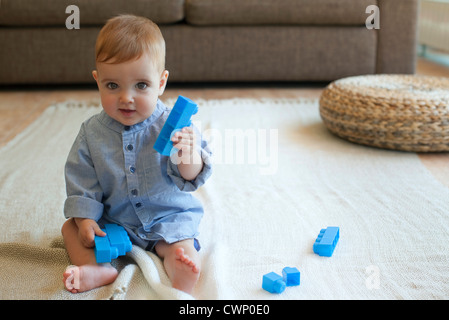 Baby boy gioca con blocchi di costruzione Foto Stock