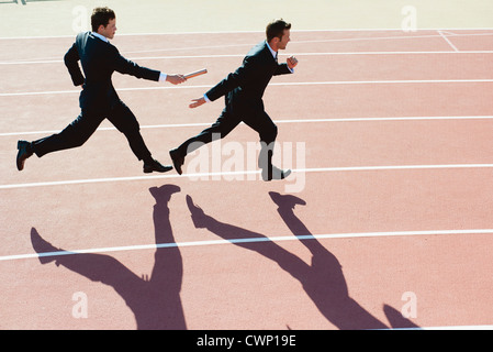 Uomini d'affari in funzione della corsa del relè Foto Stock