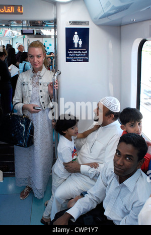 I passeggeri sulla metropolitana di Dubai, Emirati Arabi Uniti, Emirati Arabi Uniti, Sud est il Golfo Persico, la Penisola Arabica, in Asia. Foto Stock