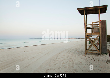 Bagnino stare sulla spiaggia deserta Foto Stock