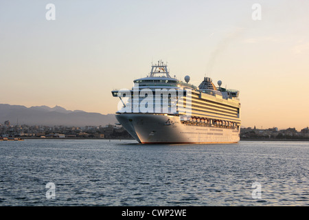 Cunard Line nave da crociera "Azura" arrivando alla mattina presto nel porto di Palma di Maiorca, isole Baleari, Spagna. Foto Stock