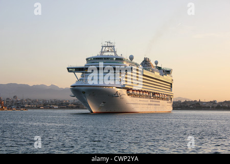 Cunard Line nave da crociera "Azura" arrivando alla mattina presto nel porto di Palma di Maiorca, isole Baleari, Spagna. Foto Stock