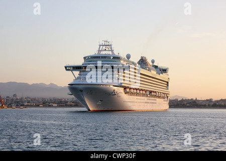 Cunard Line nave da crociera "Azura" arrivando alla mattina presto nel porto di Palma di Maiorca, isole Baleari, Spagna. Foto Stock