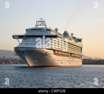 Cunard Line nave da crociera "Azura" arrivando alla mattina presto nel porto di Palma di Maiorca, isole Baleari, Spagna. Foto Stock