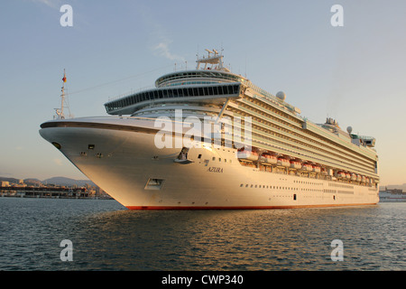 Cunard Line nave da crociera "Azura" arrivando alla mattina presto nel porto di Palma di Maiorca, isole Baleari, Spagna. Ventinovesima Augu Foto Stock