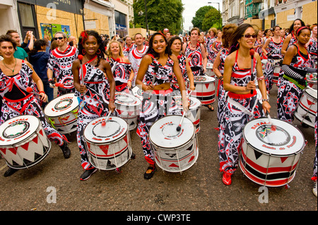 Batala un tipo di rullo di tamburi brasiliani - i membri della band tratte da 25 nazioni il carnevale di Notting Hill 2012 Foto Stock