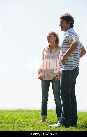 Coppia matura in piedi sul prato Foto Stock