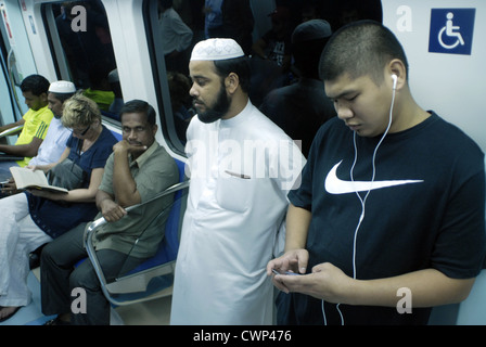 I passeggeri sulla metropolitana di Dubai, Emirati Arabi Uniti, Emirati Arabi Uniti, Sud est il Golfo Persico, la Penisola Arabica, in Asia. Foto Stock