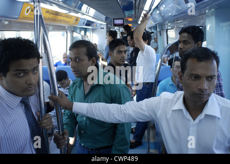 I passeggeri sulla metropolitana di Dubai, Emirati Arabi Uniti, Emirati Arabi Uniti, Sud est il Golfo Persico, la Penisola Arabica, in Asia. Foto Stock