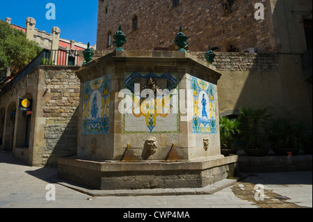 Di grandi dimensioni con piastrelle ornate di acqua pubblica fontana potabile barcellona cataluña, ES Foto Stock