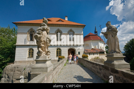 Statue sul ponte di fronte al castello di Valdštejn a Český ráj area in Liberecky kraj (Regione di Liberec), Repubblica Ceca Foto Stock