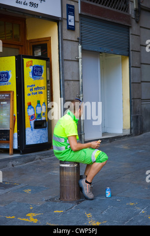 Pulitore di via prendendo una pausa a Barcellona, in Catalogna, Spagna, ES Foto Stock