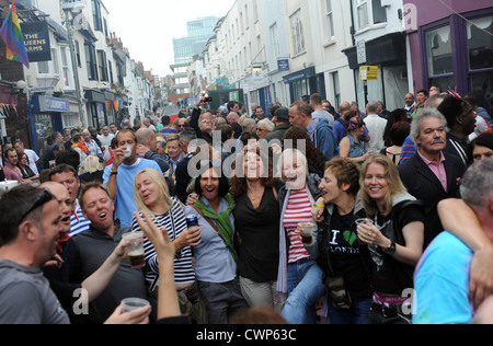 Brighton Regno Unito 2 Settembre 2012 - festaioli godetevi il Villaggio Gay Party in St James Street Brighton oggi . Foto Stock