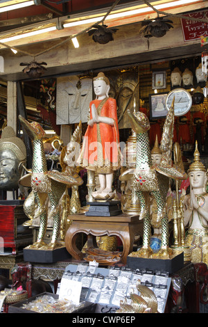 Antico e negozio di articoli di decorazione nel mercato del fine settimana di Chatuchak a Bangkok Foto Stock