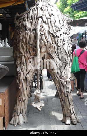 Thai Elephant in legno nel mercato del fine settimana di Chatuchak a Bangkok Foto Stock